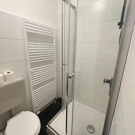 5 Betten Montuerwhonung Mit Waschmaschine * Düsseldorf